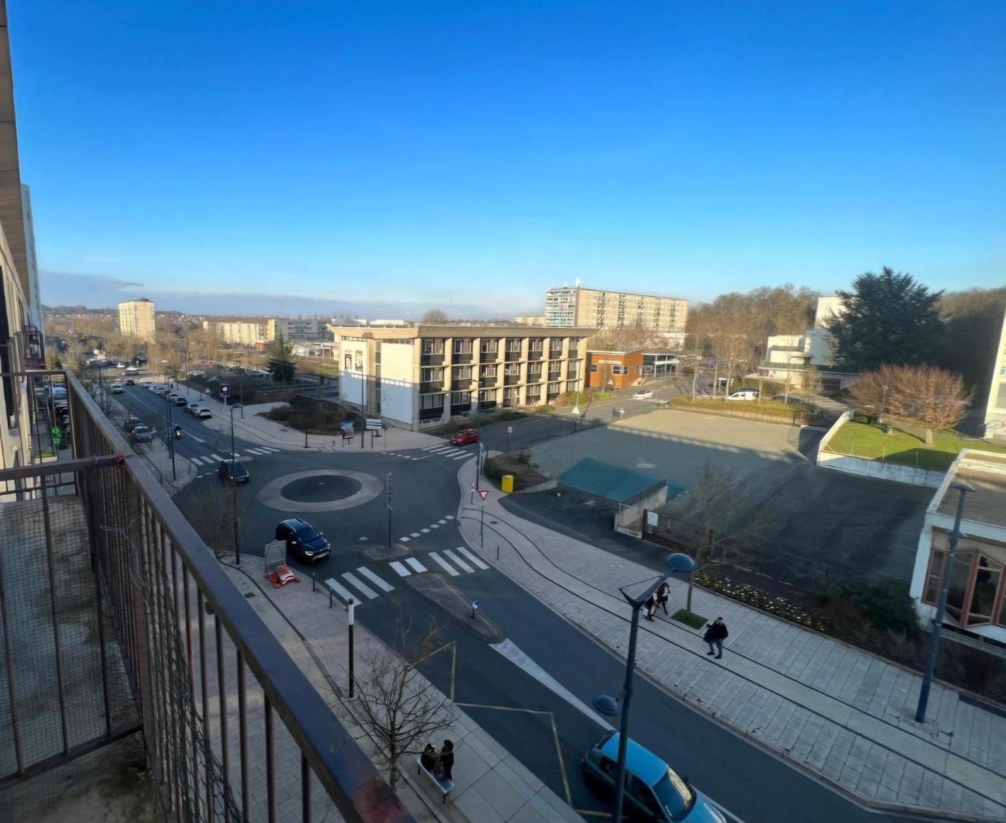 Chambre Neuve Dans Un Logement Partage A 10 Minute Du Circuit 24H Allonnes  Экстерьер фото